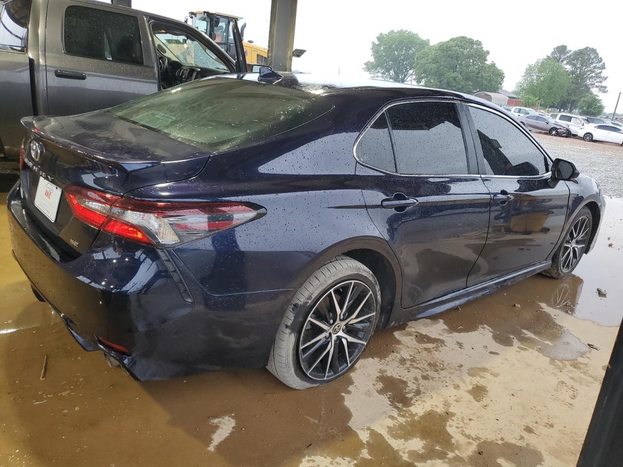 2022 Toyota Camry Se - Фото 3