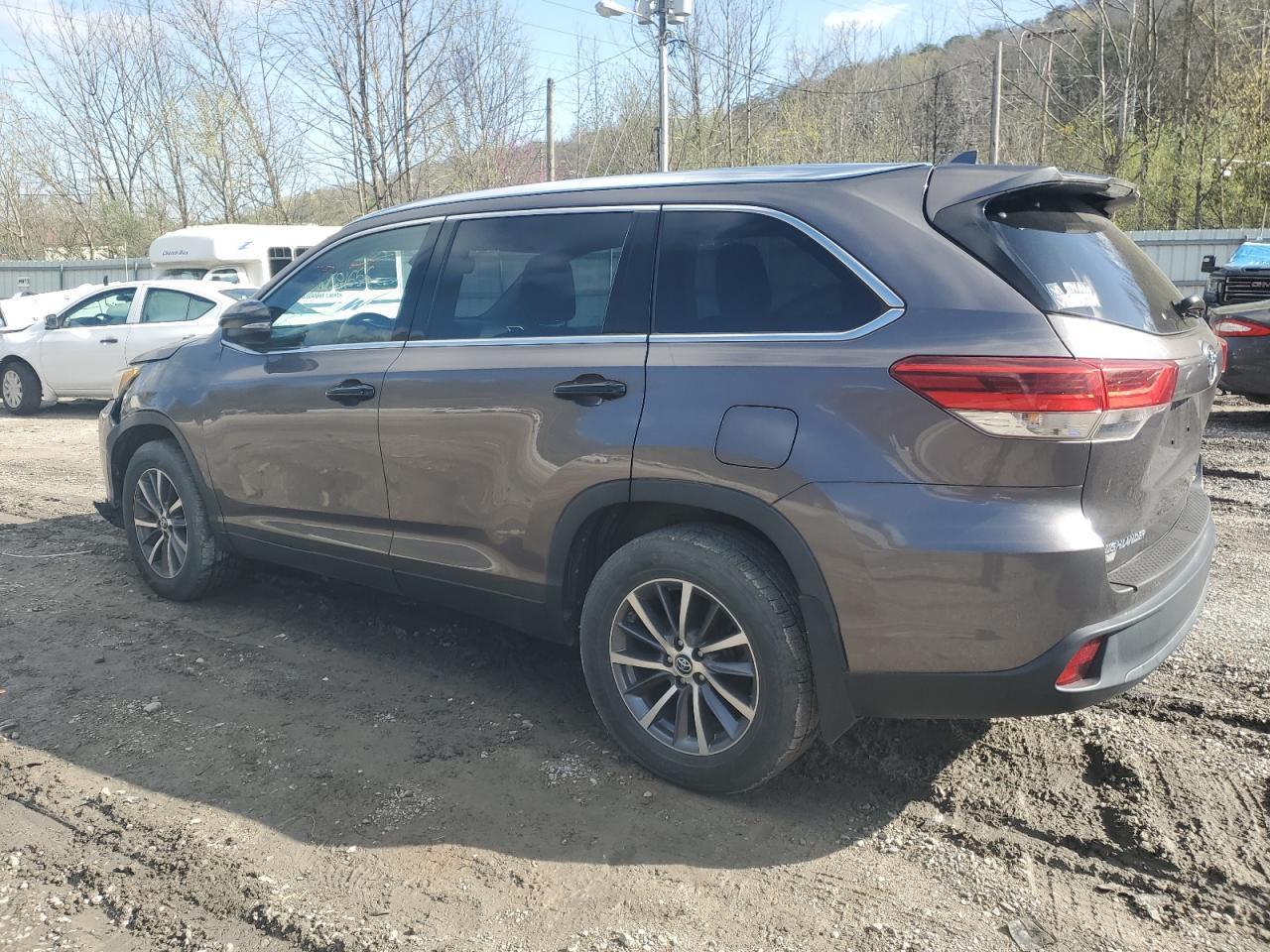 2019 Toyota Highlander Se - Фото 2