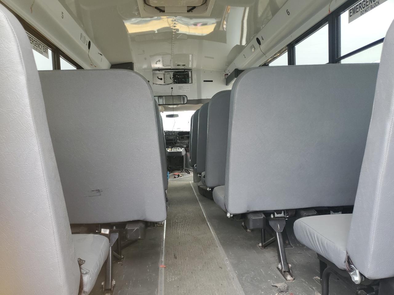 2017 Chevrolet Express G3500 - Фото 6