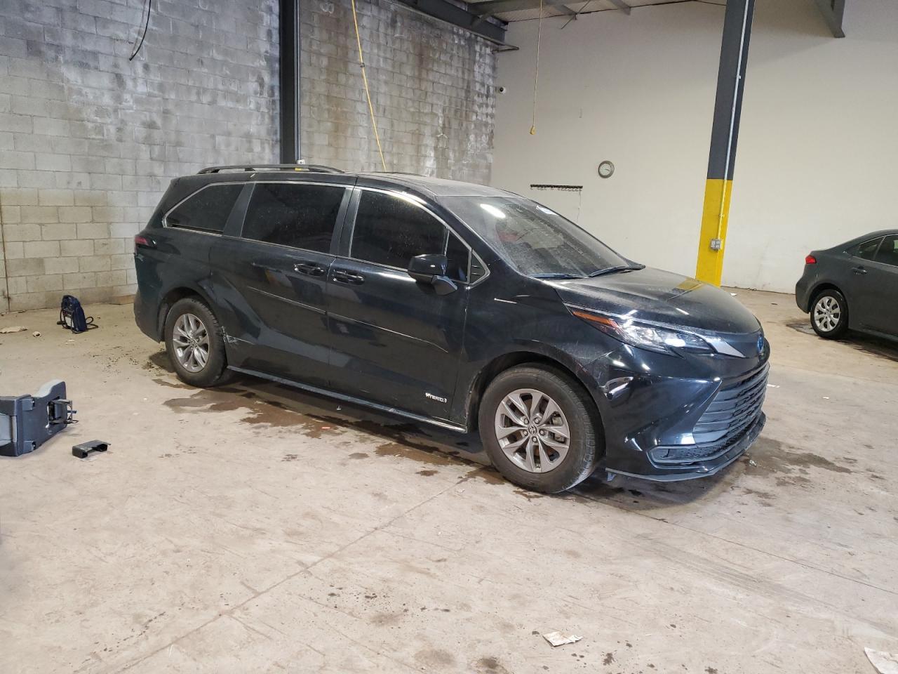 2021 Toyota Sienna Le 8-Passenger - Фото 4