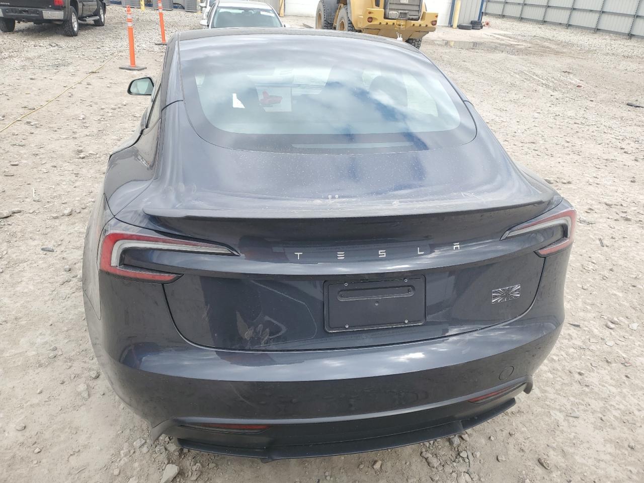 2025 Tesla Model 3 - Фото 6