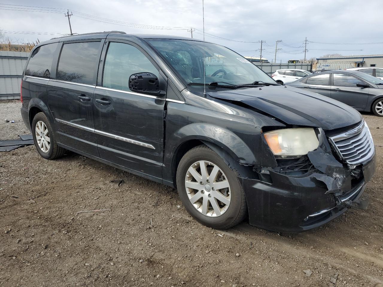 2013 Chrysler Town & Country Touring - Image 4