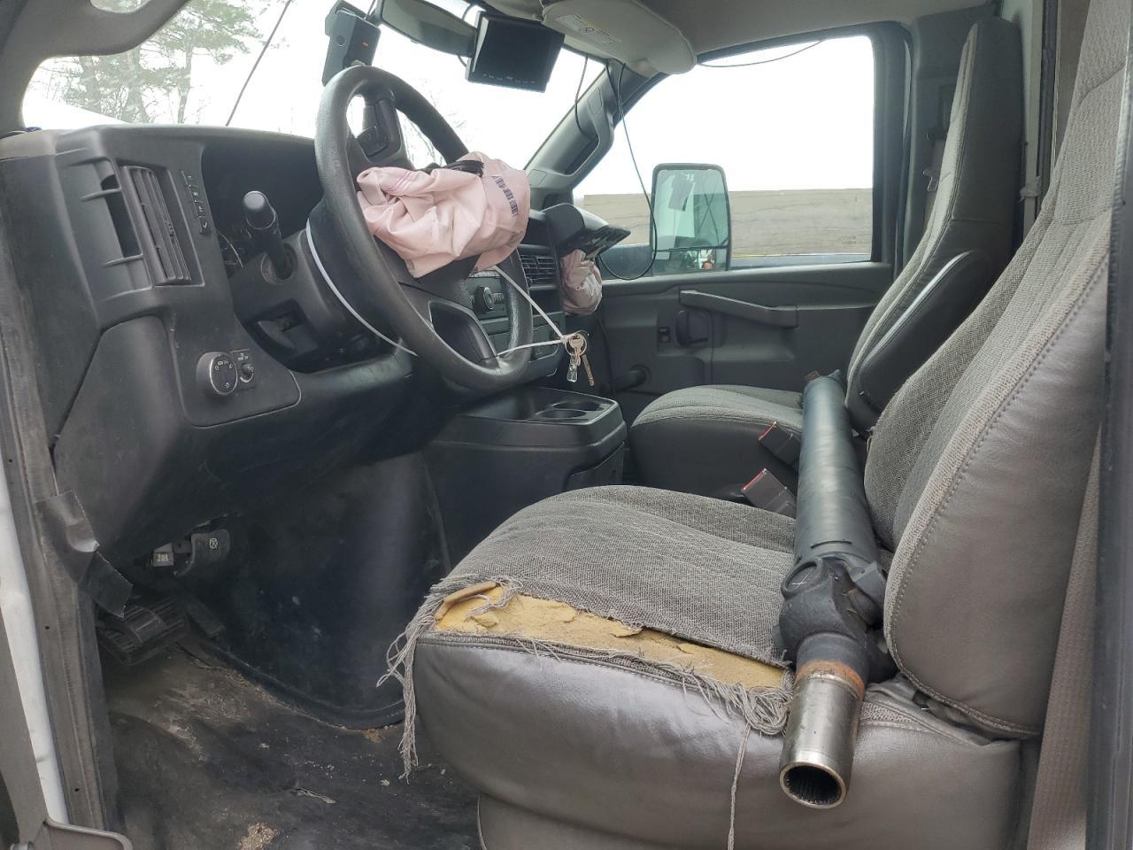 2018 Chev Express G4500 - Image 7