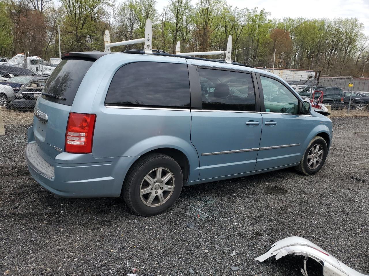 2010 Chrysler Town & Country Touring - Фото 3