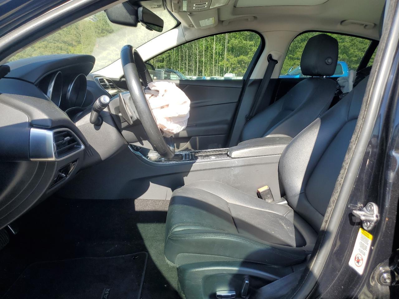 2019 Jaguar Xe Premium - Image 7