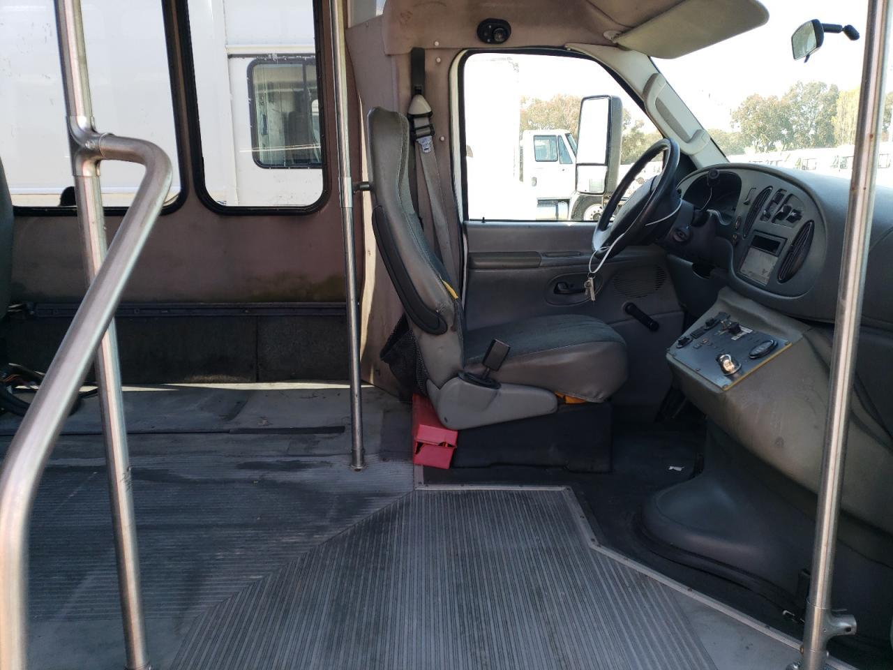 2006 Ford Econoline E450 Super Duty Cutaway Van - Фото 5