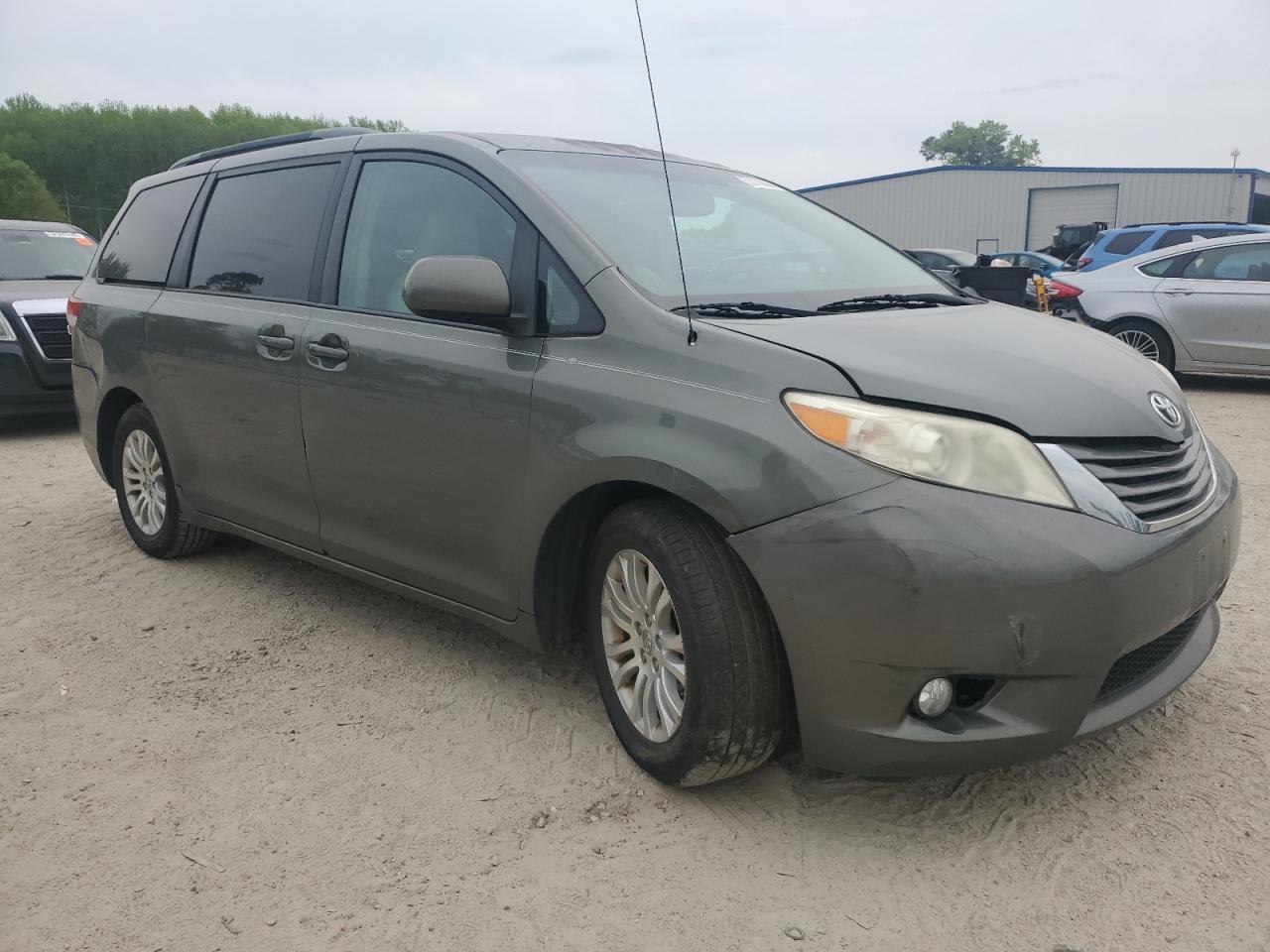 2011 Toyota Sienna Xle - Фото 4