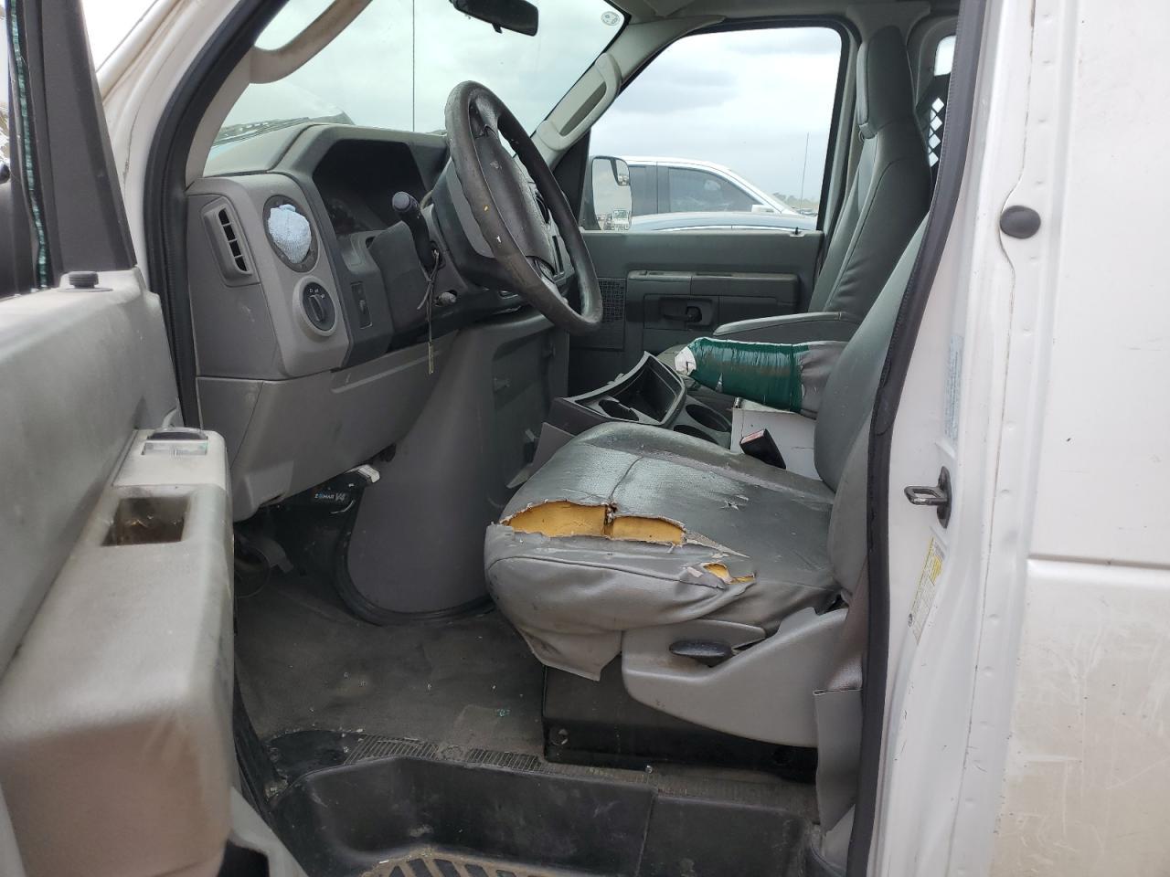 2010 Ford Econoline E250 Van - Фото 7