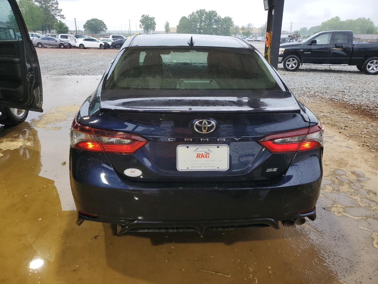 2022 Toyota Camry Se - Фото 6