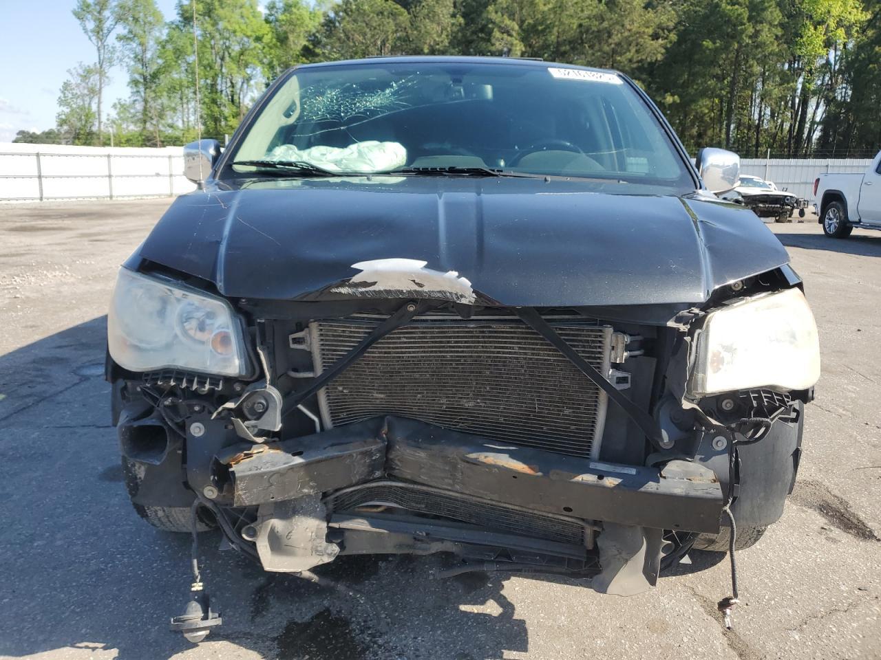 2014 Chrysler Town & Country Touring L - Image 5