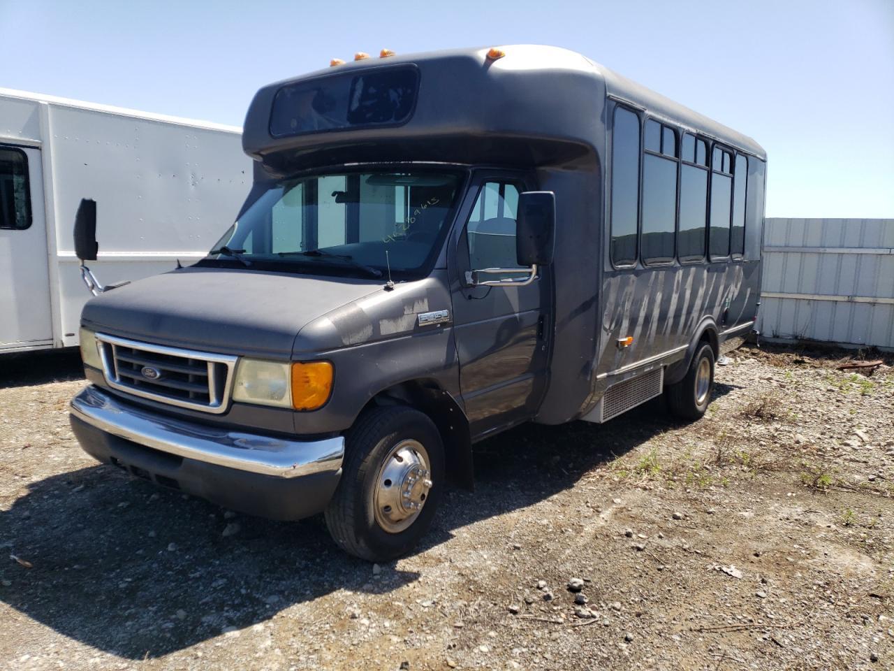 2006 Ford Econoline E450 Super Duty Cutaway Van - Фото 2