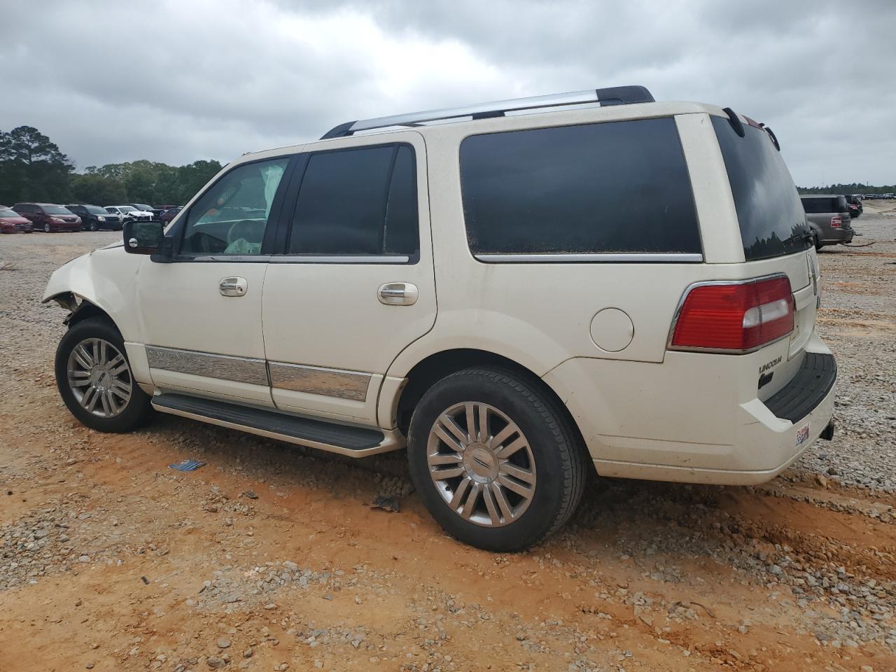 2008 Lincoln Navigator - Image 2