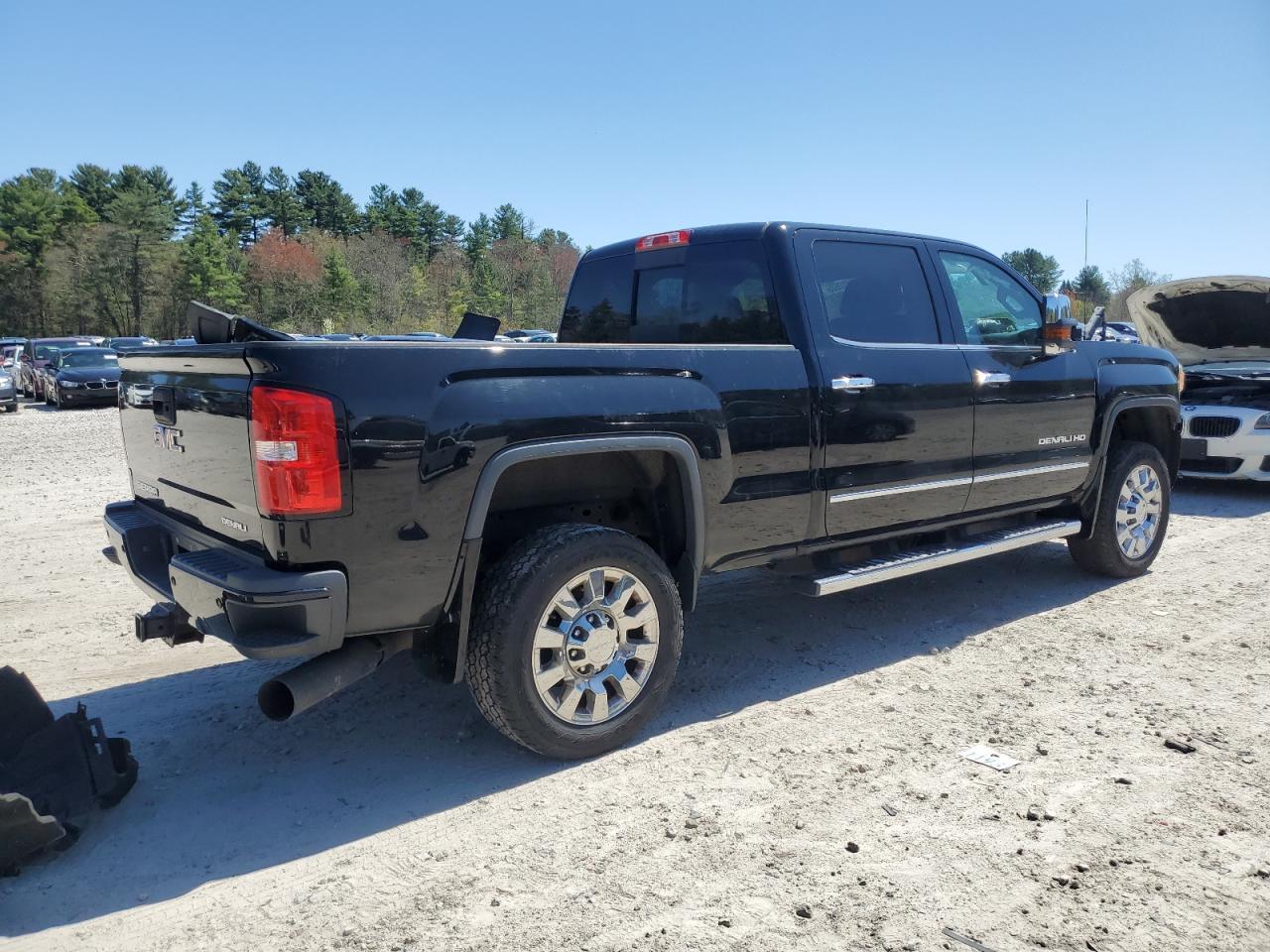 2015 GMC Sierra K2500 Denali - Image 3