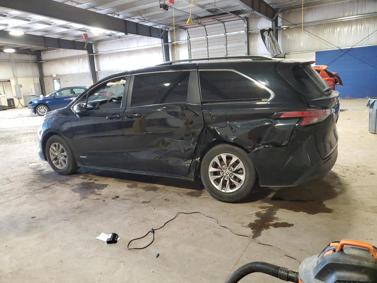 2021 Toyota Sienna Le 8-Passenger - Фото 2