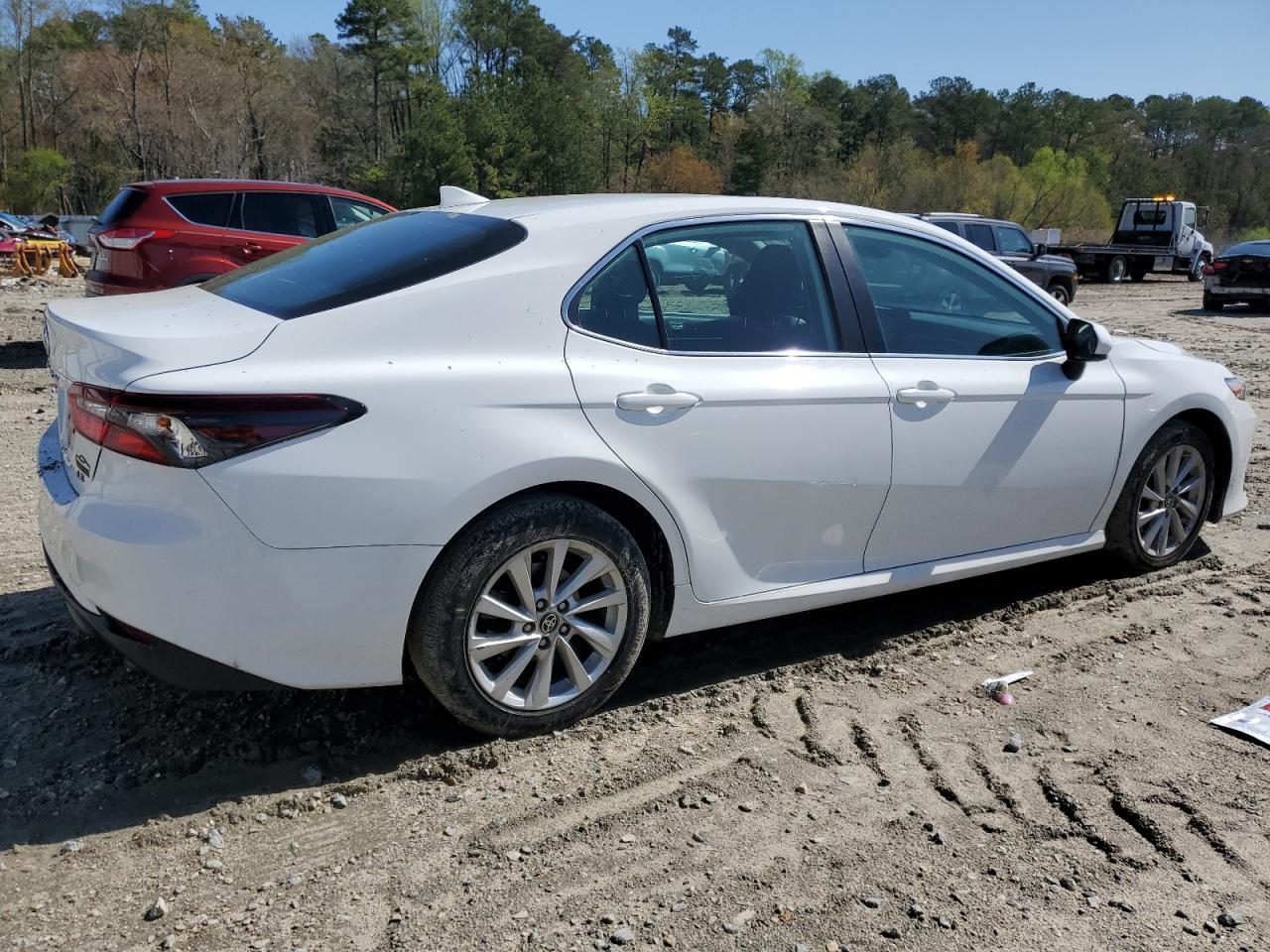 2021 Toyota Camry Le - Фото 3