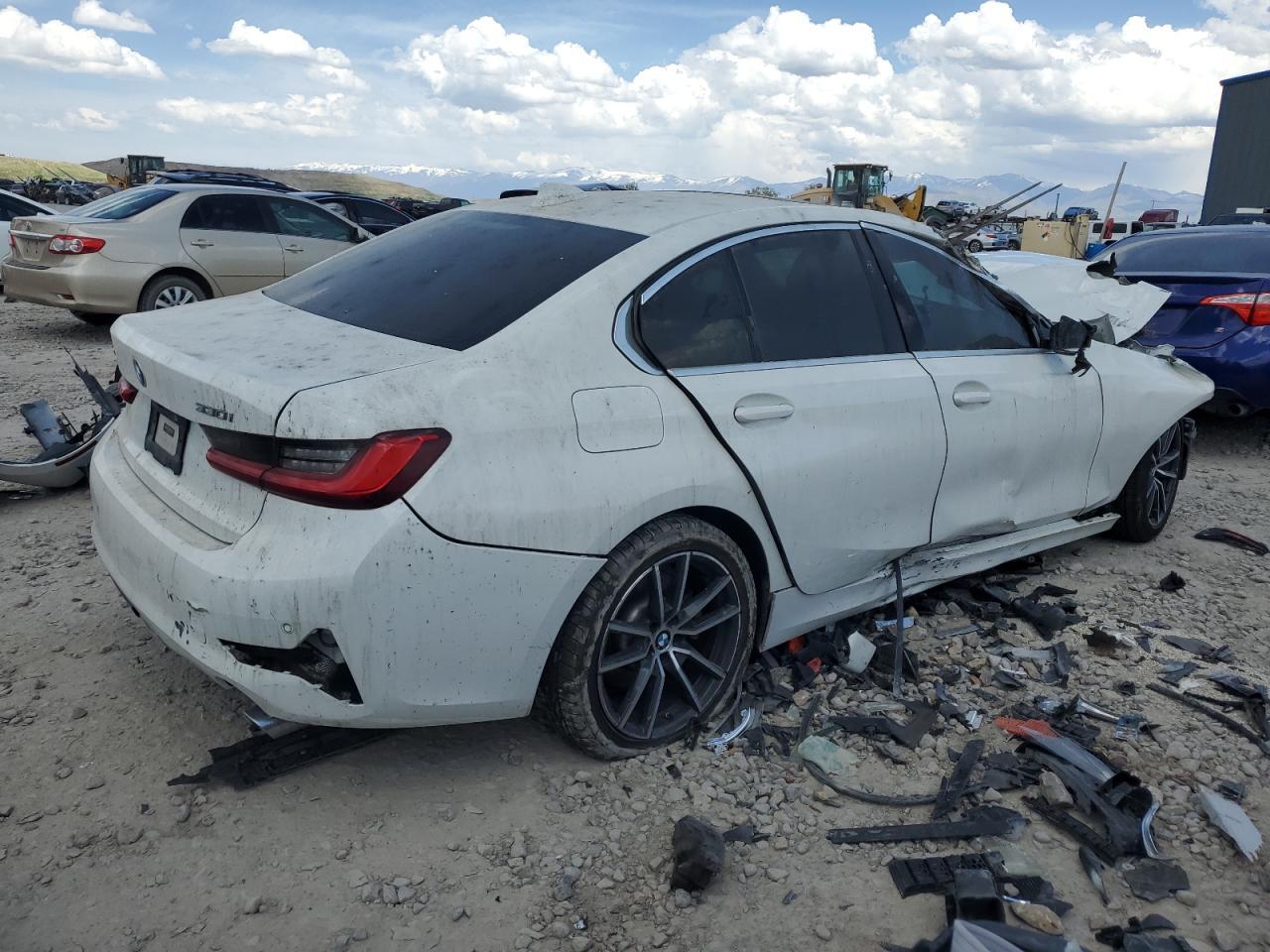 2020 BMW 330Xi - Фото 3