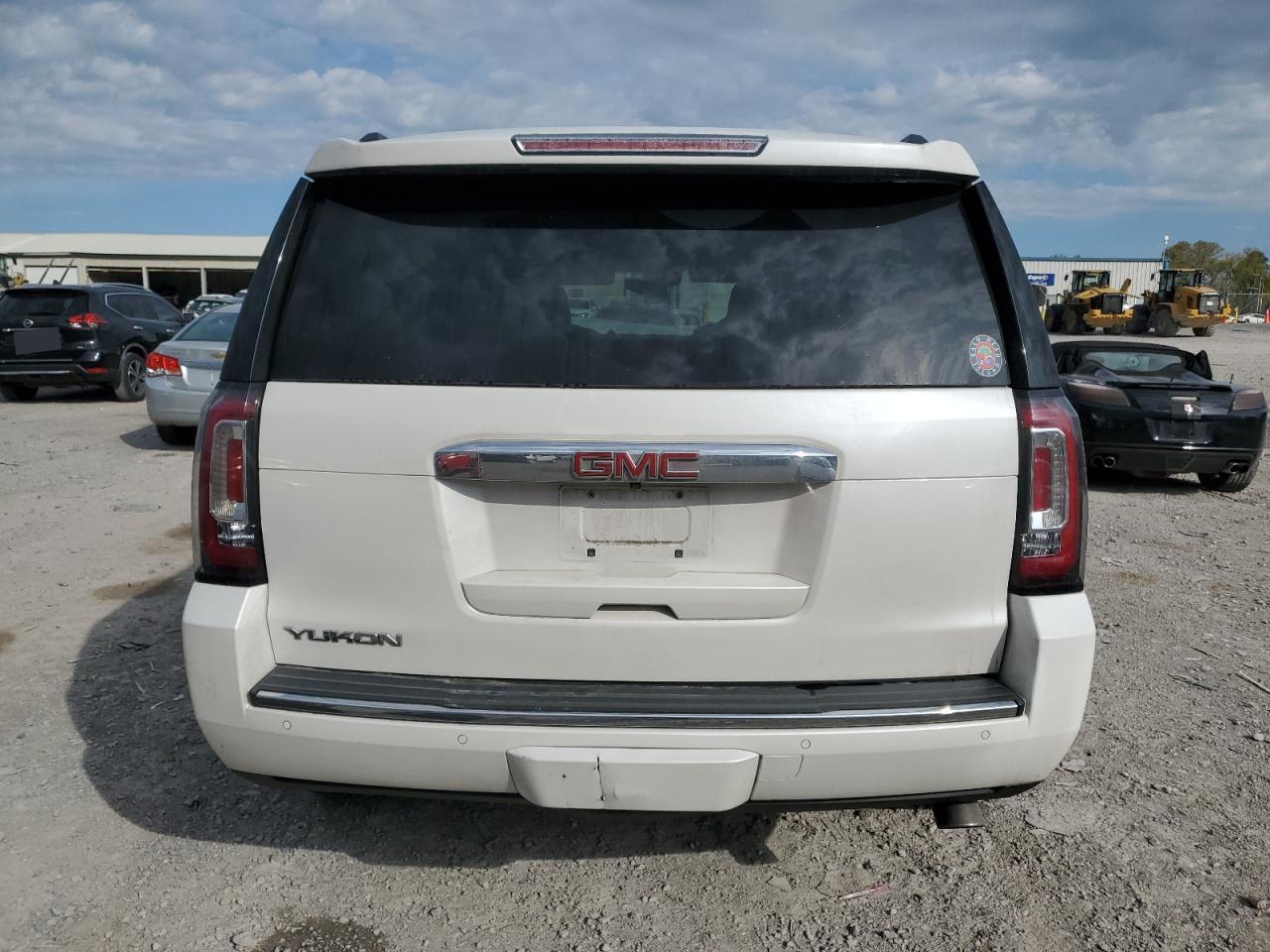 2016 GMC Yukon Denali - Image 6