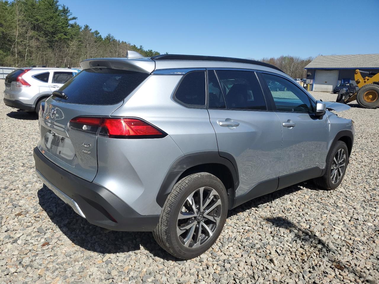 2023 Toyota Corolla Cross Xle - Image 3