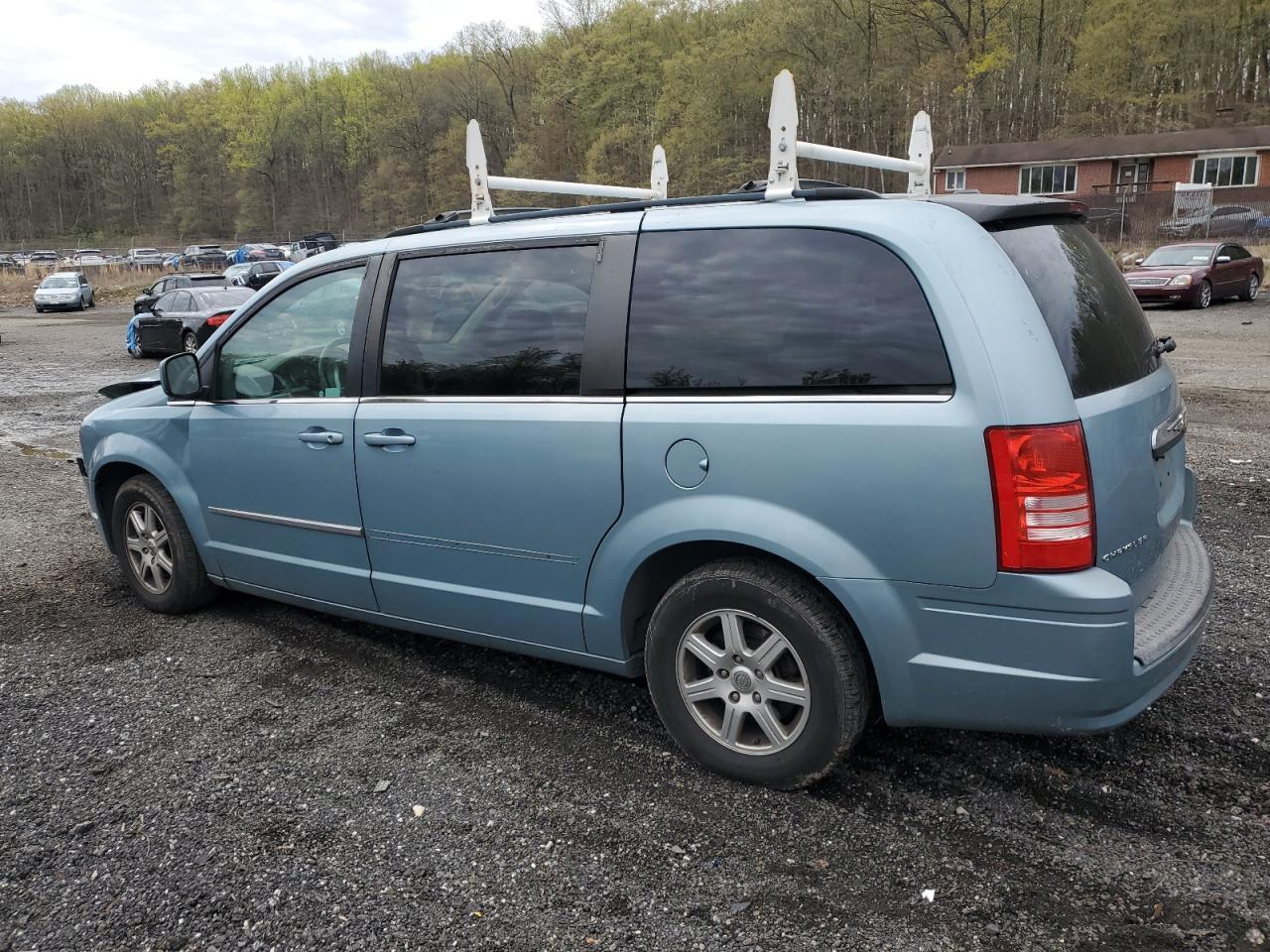 2010 Chrysler Town & Country Touring - Фото 2