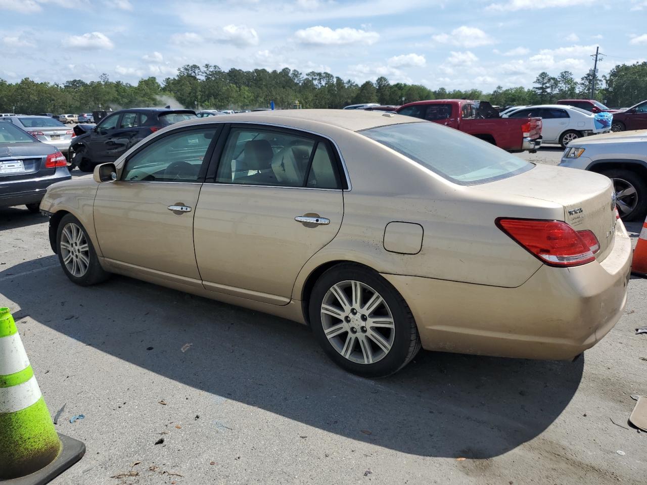 2010 Toyota Avalon Limited - Фото 2