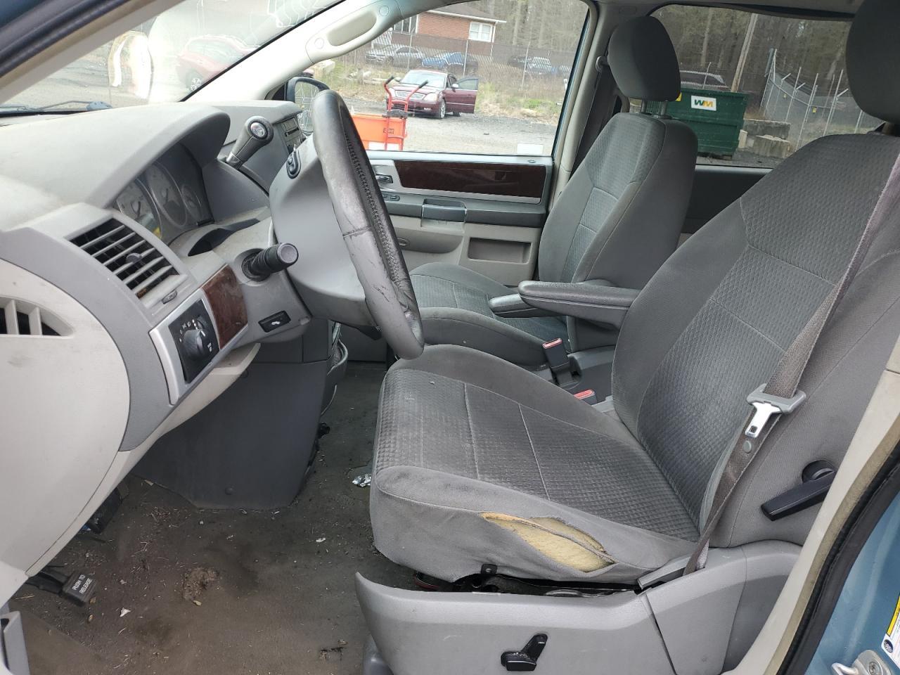 2010 Chrysler Town & Country Touring - Фото 7