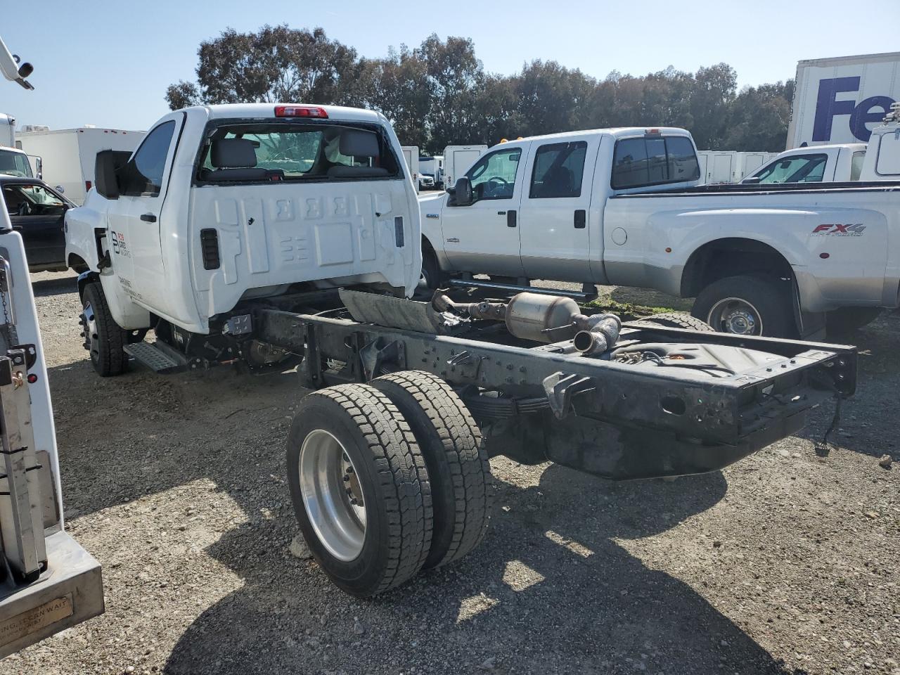 2023 Chevrolet Silverado Medium Duty - Фото 2