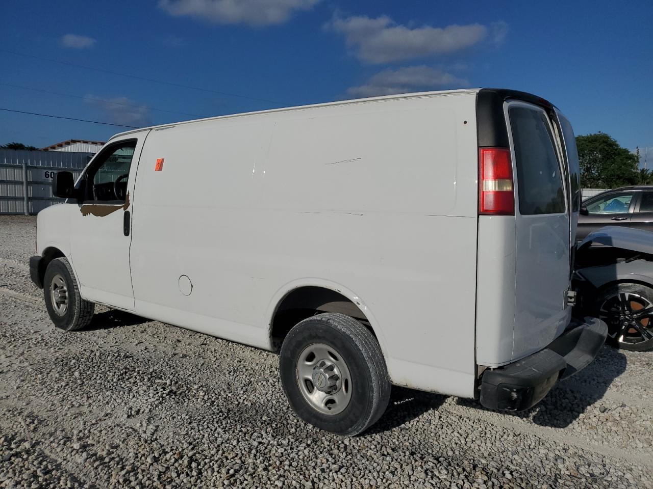 2010 Chevrolet Express G2500 - Image 2