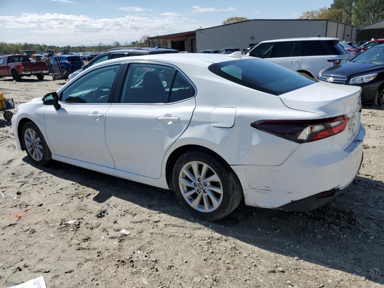 2021 Toyota Camry Le - Фото 2