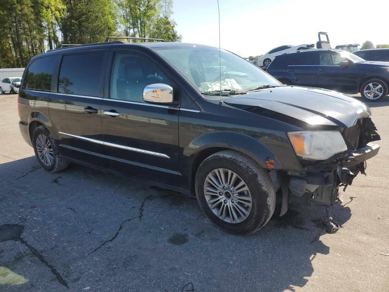 2014 Chrysler Town & Country Touring L - Image 4