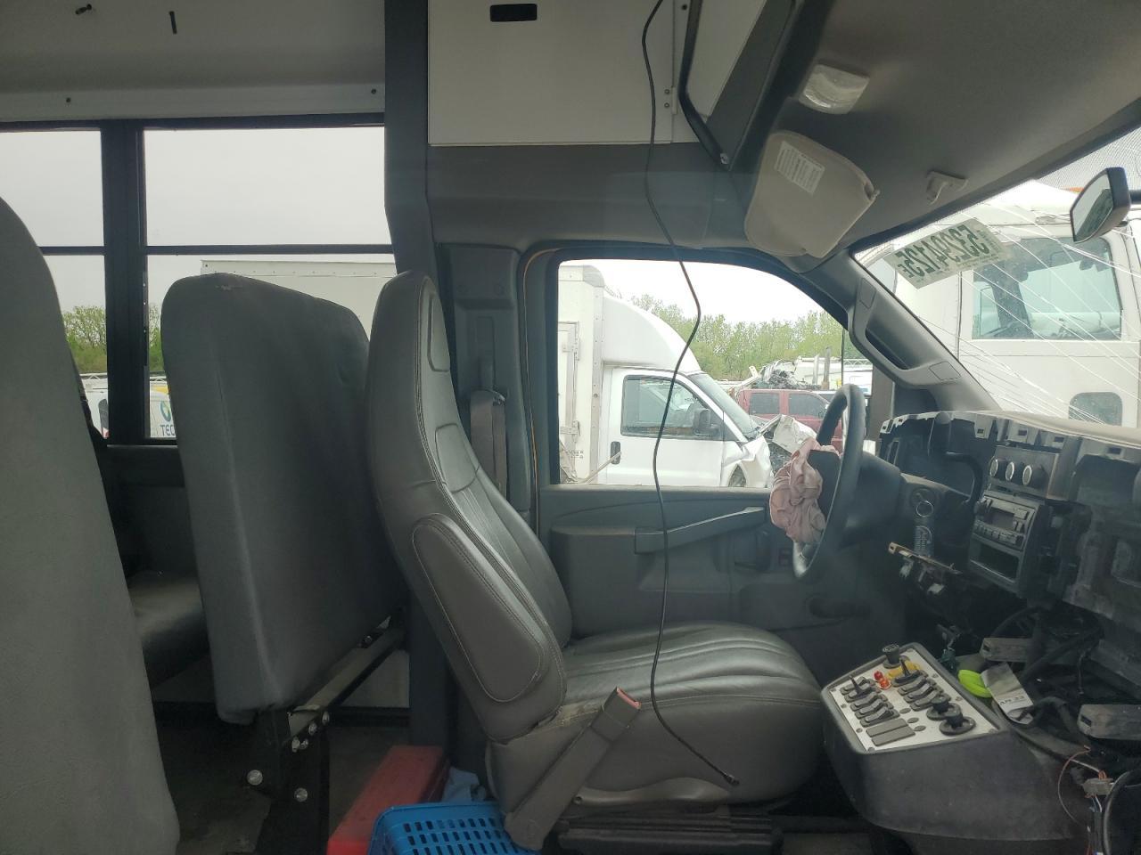 2017 Chevrolet Express G3500 - Фото 5