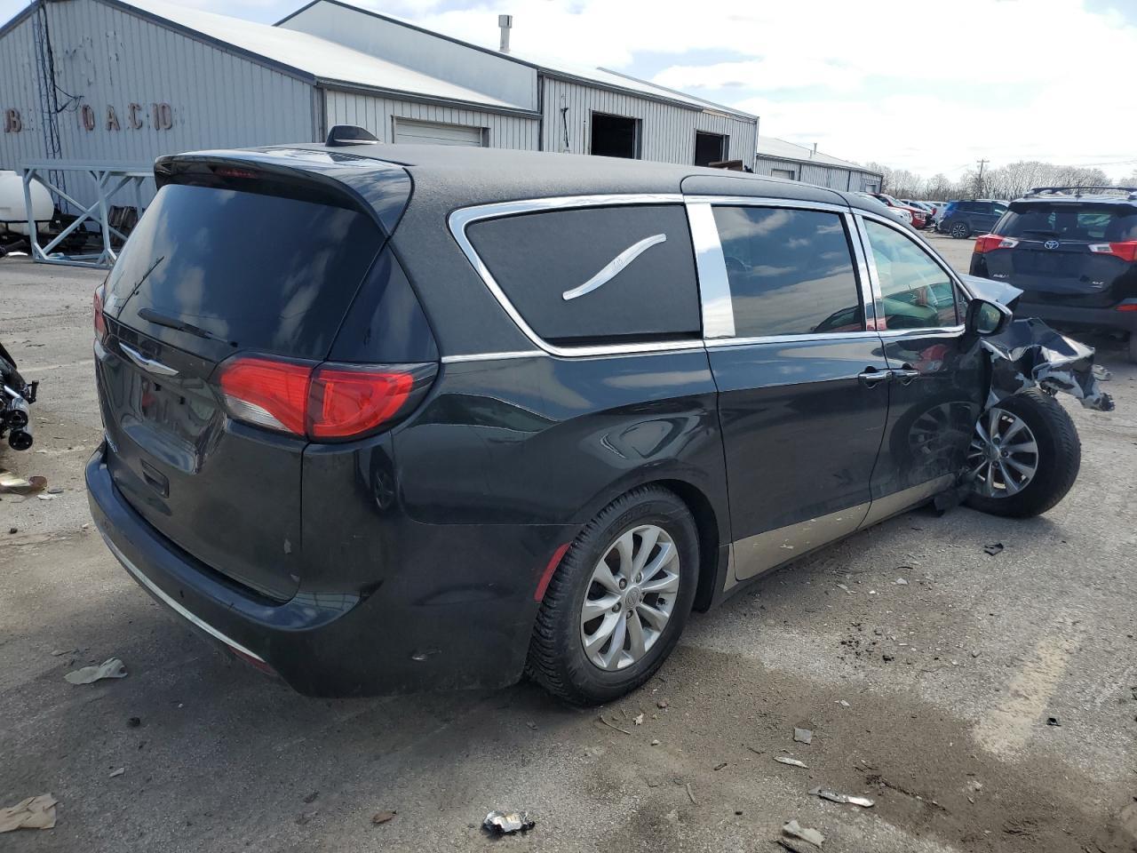 2019 Chrysler Pacifica Touring L - Image 3