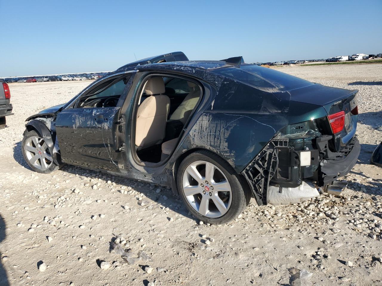 2017 Jaguar Xe Premium - Фото 2