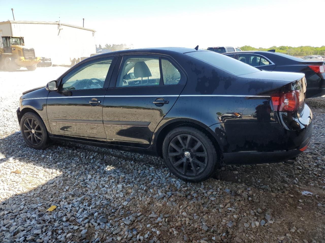 2010 Volkswagen Jetta Limited - Image 2