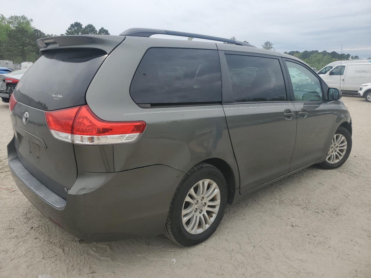 2011 Toyota Sienna Xle - Фото 3