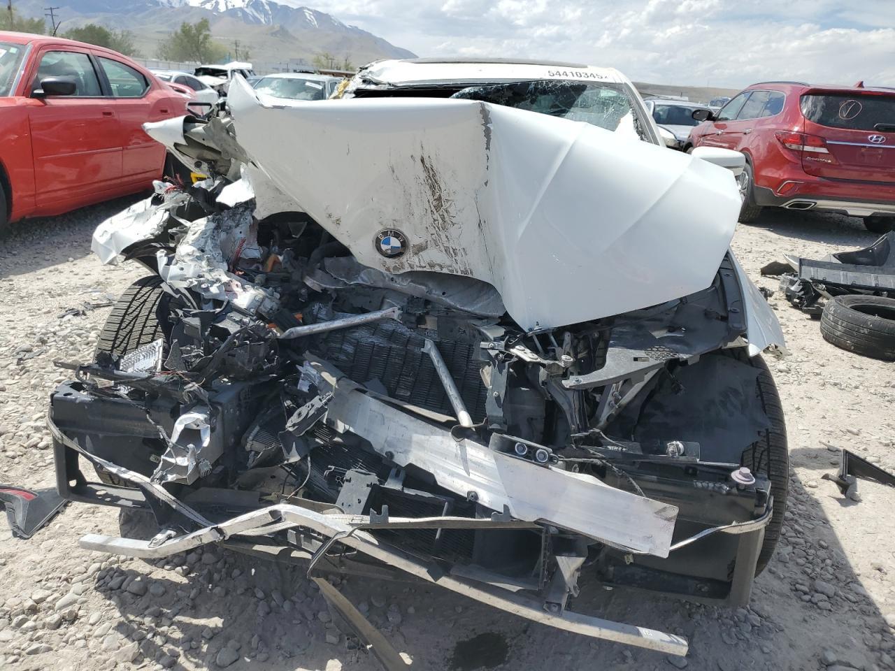 2020 BMW 330Xi - Фото 5