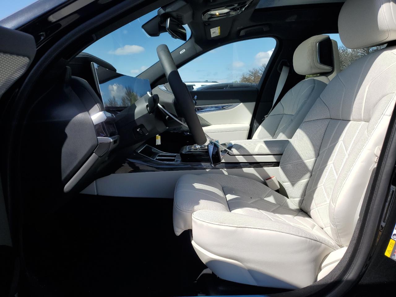 2025 BMW I7 xDrive60 - Image 7