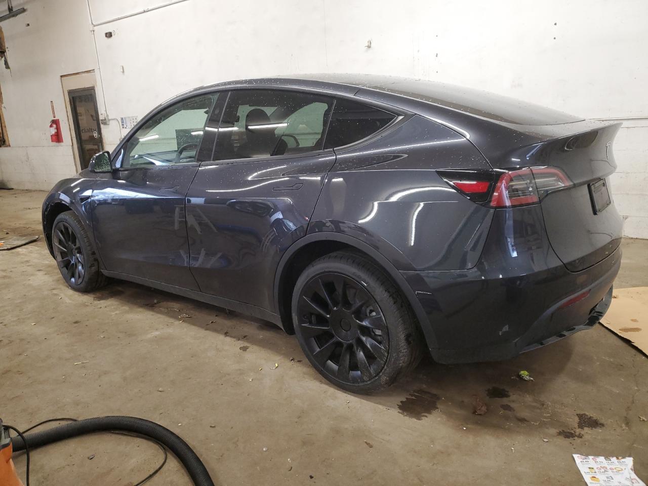 2024 Tesla Model Y - Фото 2