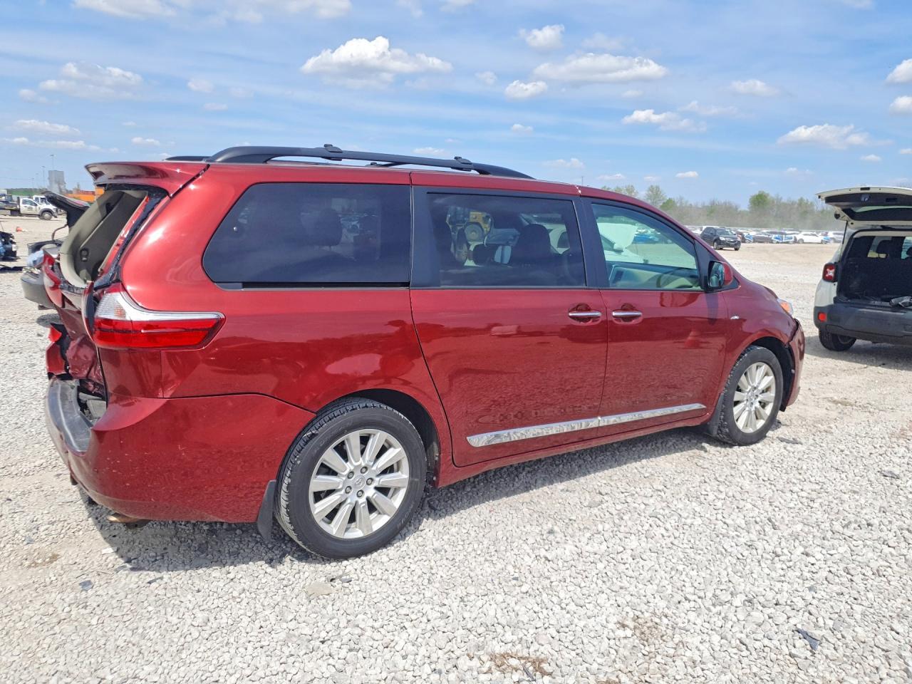 2017 Toyota Sienna Xle Premium 7-Passenger - Фото 3