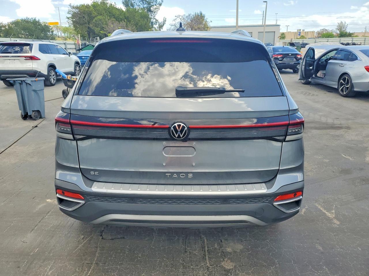 2025 Volkswagen Taos Se - Image 6