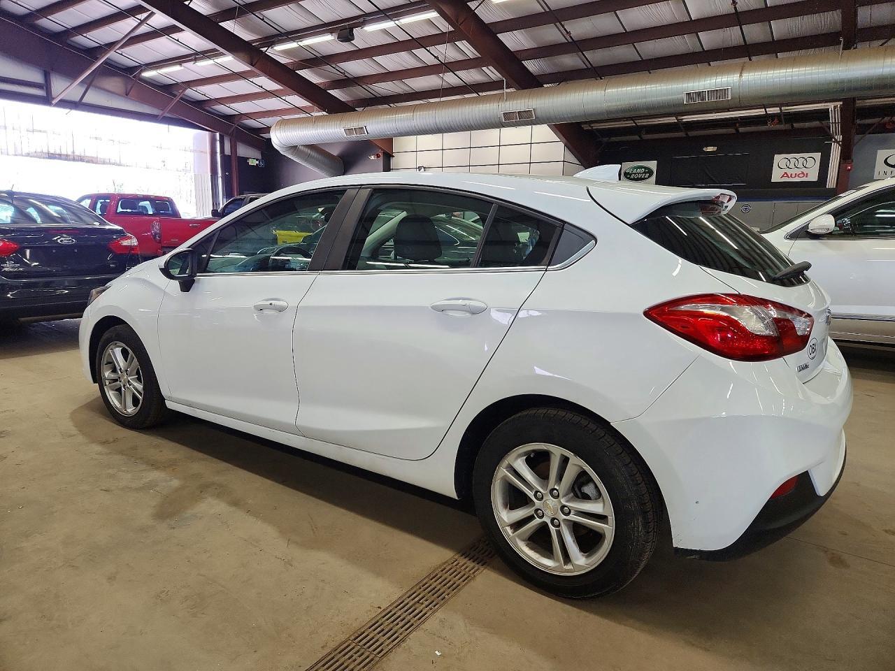 2018 Chevrolet Cruze Lt - Image 2