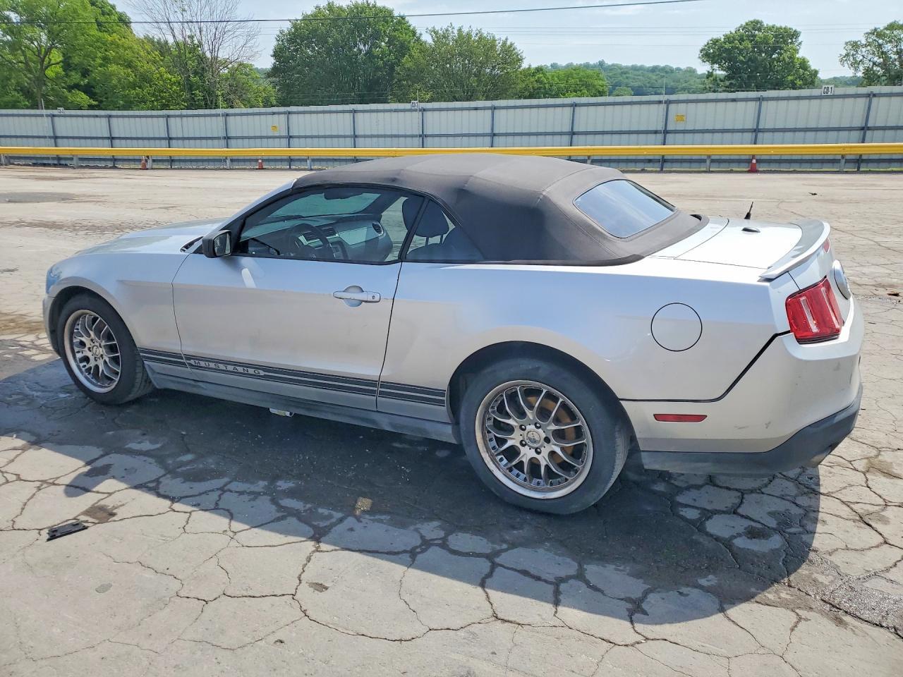 2011 Ford Mustang - Фото 2