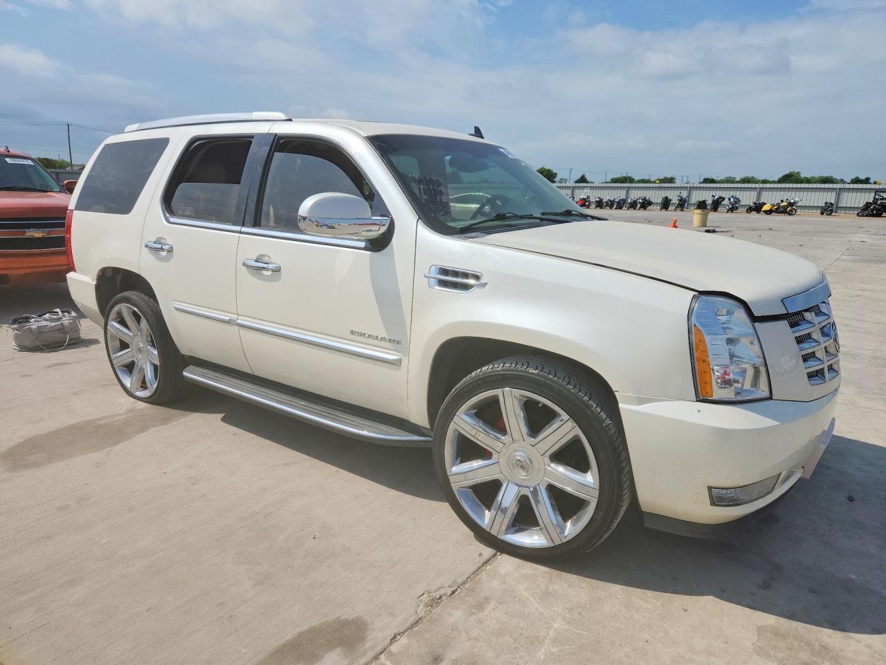 2011 Cadillac Escalade Luxury - Image 4