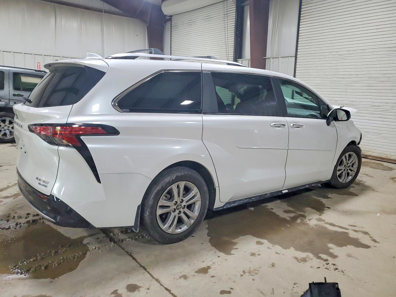 2024 Toyota Sienna Platinum 7-Passenger - Фото 3