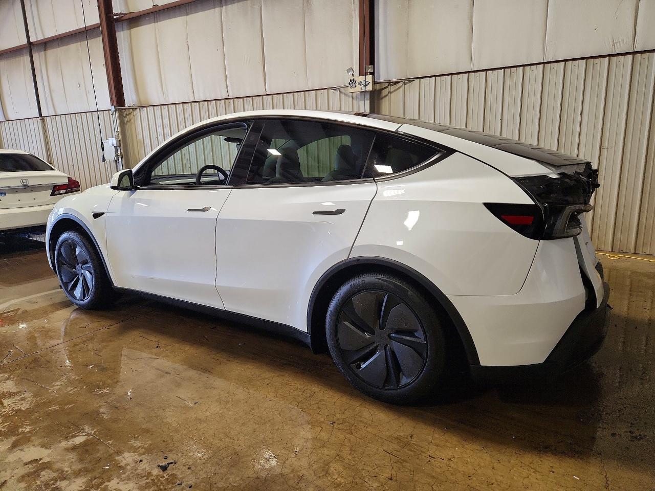 2026 Tesla Model Y - Фото 2