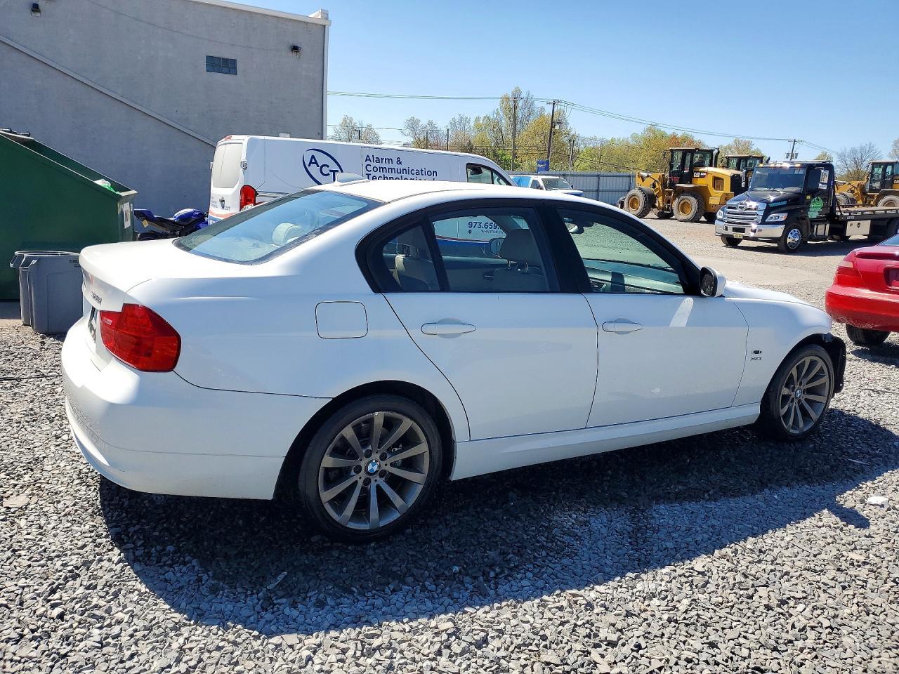 2011 BMW 328 Xi - Image 3