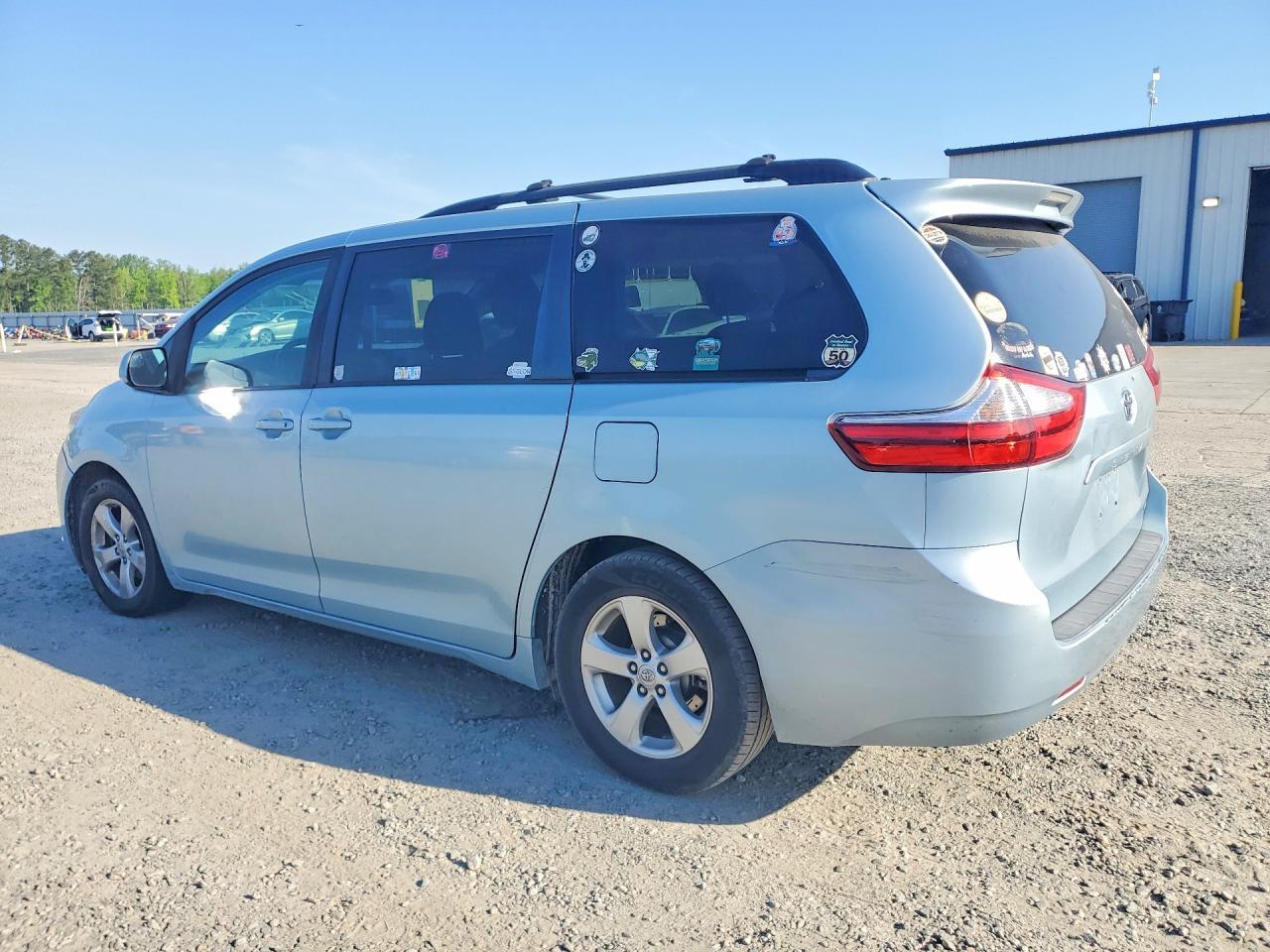 2016 Toyota Sienna Le 8-Passenger - Image 2