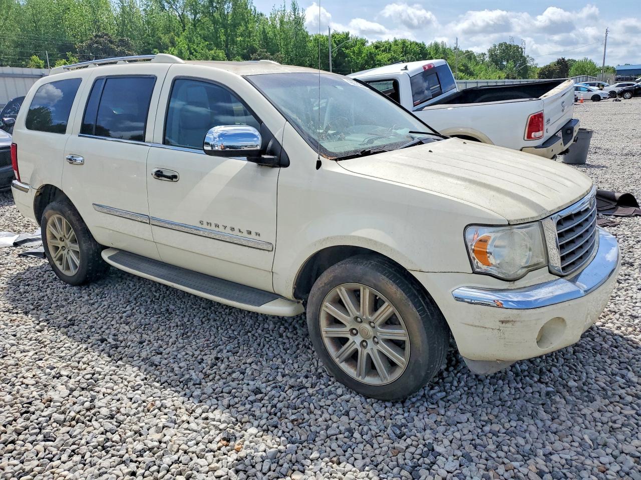 2008 Chrysler Aspen - Image 4