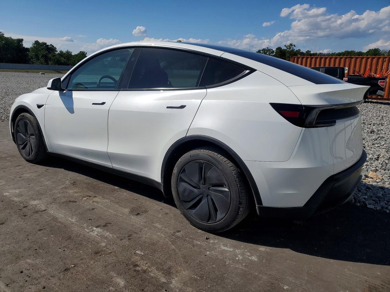 2026 Tesla Model Y - Image 2