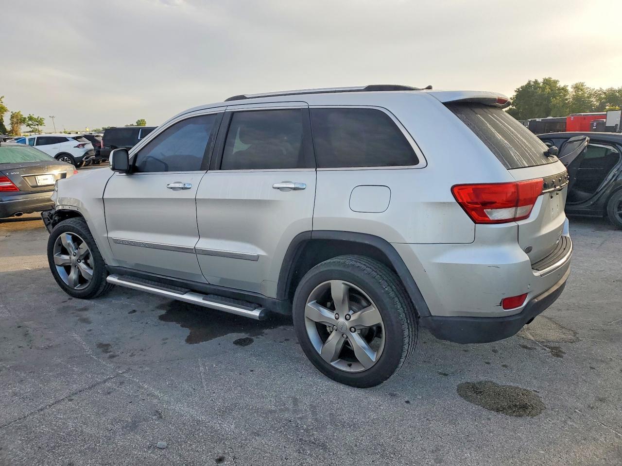 2011 Jeep Grand Cherokee Overland - Image 2