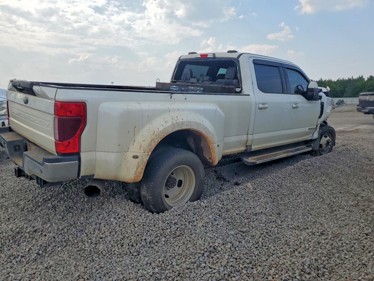 2022 Ford F350 Super Duty - Фото 3